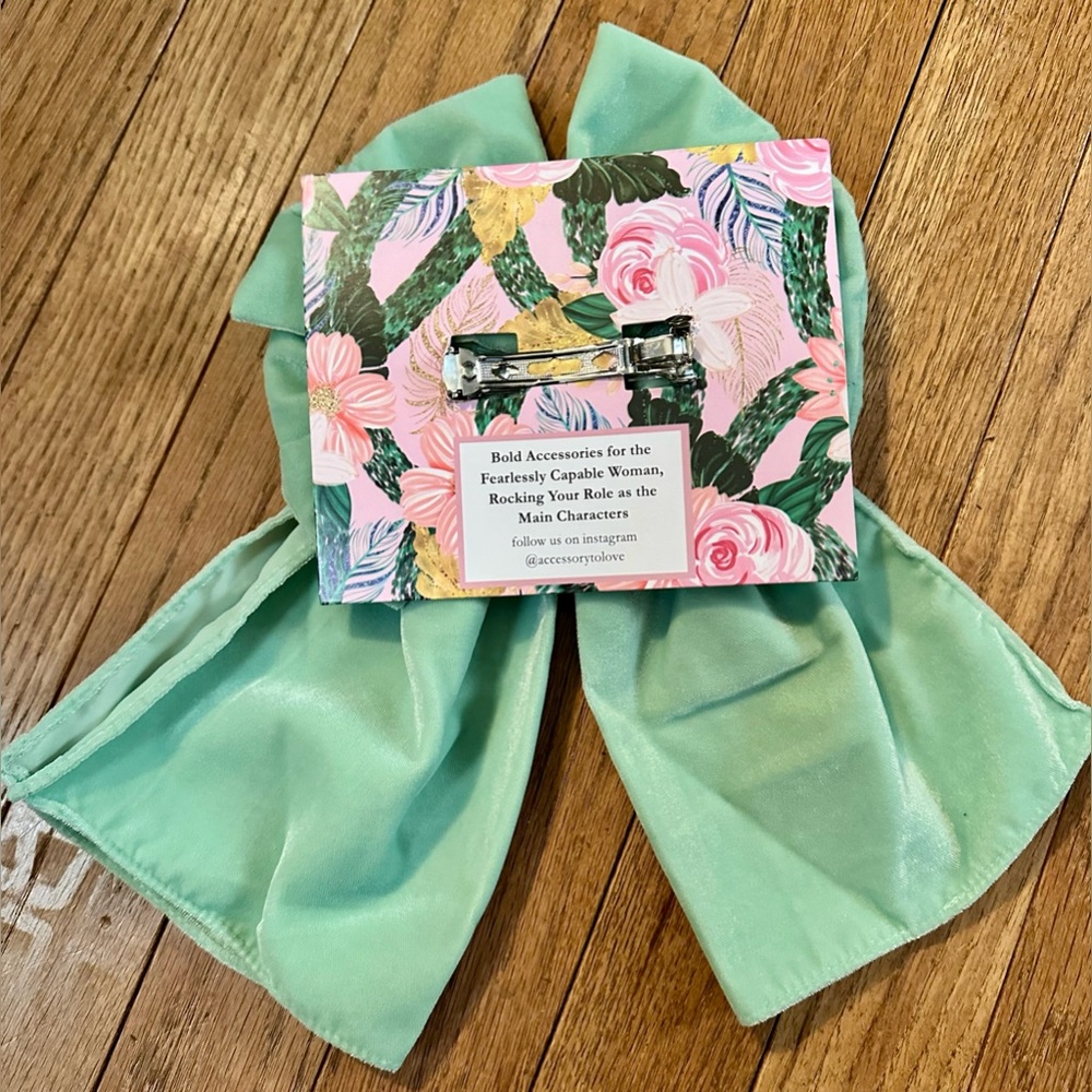 Chic Pastel Green Large Bow Hair Clip - Picture 3 of 3